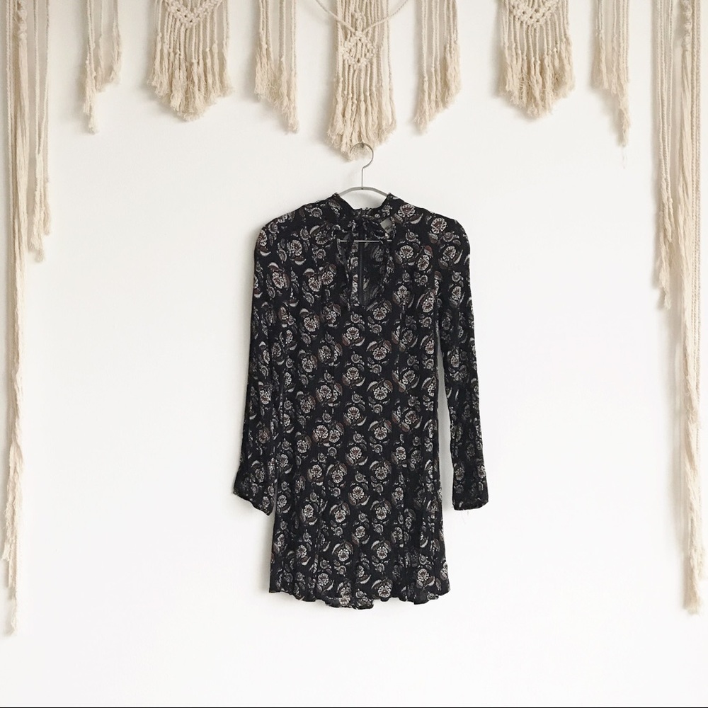 📍SOLD📍 Vintage print tie neck black dress